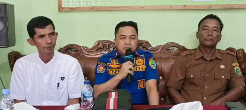 Kepala Dinas Damkar PALI, Rizal Pahlevi, AP., M.Si (tengah), memimpin rapat koordinasi dan persiapan peresmian Posko Damkar Kecamatan Penukal di Kantor Desa Gunung Menang, didampingi unsur pemerintah kecamatan dan kepala desa, Selasa (1/9/2026). (Foto: Dok/tintamerah.co)