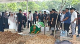 Bupati PALI Asgianto, S.T., dengan tegar mengantarkan kepulangan almarhumah ibunda tercinta, Hj. Salbiah Binti H. Ajunas, ke tempat peristirahatan terakhir di TPU Kebun Bunga, Palembang, Jumat (11/9/2026). Suasana khidmat dan duka mendalam menyelimuti prosesi pemakaman yang dihadiri oleh keluarga dan kerabat dekat. (Foto: Dok/tintamerah.co)
