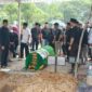Bupati PALI Asgianto, S.T., dengan tegar mengantarkan kepulangan almarhumah ibunda tercinta, Hj. Salbiah Binti H. Ajunas, ke tempat peristirahatan terakhir di TPU Kebun Bunga, Palembang, Jumat (11/9/2026). Suasana khidmat dan duka mendalam menyelimuti prosesi pemakaman yang dihadiri oleh keluarga dan kerabat dekat. (Foto: Dok/tintamerah.co)