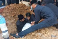 Bupati PALI, Asgianto, ST, terlihat khusyuk dan menahan duka mendalam saat memimpin langsung prosesi pemakaman almarhumah ibunda tercinta di liang lahat, TPU Kebun Bunga, Palembang, Jumat (11/9/2026). (Foto: Dok/tintamerah.co)