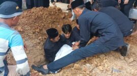 Bupati PALI, Asgianto, ST, terlihat khusyuk dan menahan duka mendalam saat memimpin langsung prosesi pemakaman almarhumah ibunda tercinta di liang lahat, TPU Kebun Bunga, Palembang, Jumat (11/9/2026). (Foto: Dok/tintamerah.co)