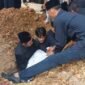 Bupati PALI, Asgianto, ST, terlihat khusyuk dan menahan duka mendalam saat memimpin langsung prosesi pemakaman almarhumah ibunda tercinta di liang lahat, TPU Kebun Bunga, Palembang, Jumat (11/9/2026). (Foto: Dok/tintamerah.co)