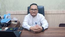 Kassubag Pembinaan Hukum Setda Pemprov Sumsel, K. Zulfan, saat memberikan keterangan resmi terkait skema baru ganti rugi seismik dan rencana pencabutan Pergub No. 40 Tahun 2017 yang akan melibatkan KJPP demi menjamin keadilan bagi warga terdampak eksplorasi migas. (Foto: Dok/tintamerah.co)