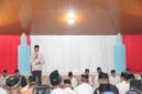 Bupati PALI Asgianto menyampaikan sambutan penuh haru dan mencurahkan perasaan mendalam di hadapan ribuan jemaah pada malam ketujuh wafatnya almarhumah ibunda tercinta, Hj. Salbiah Binti H. Ajunas,  di Pendopoan Rumah Dinas Bupati PALI, Kamis (17/9/2026).  