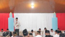 Bupati PALI Asgianto menyampaikan sambutan penuh haru dan mencurahkan perasaan mendalam di hadapan ribuan jemaah pada malam ketujuh wafatnya almarhumah ibunda tercinta, Hj. Salbiah Binti H. Ajunas,  di Pendopoan Rumah Dinas Bupati PALI, Kamis (17/9/2026).  