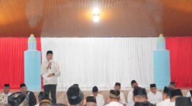 Bupati PALI Asgianto menyampaikan sambutan penuh haru dan mencurahkan perasaan mendalam di hadapan ribuan jemaah pada malam ketujuh wafatnya almarhumah ibunda tercinta, Hj. Salbiah Binti H. Ajunas,  di Pendopoan Rumah Dinas Bupati PALI, Kamis (17/9/2026).  
