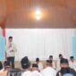 Bupati PALI Asgianto menyampaikan sambutan penuh haru dan mencurahkan perasaan mendalam di hadapan ribuan jemaah pada malam ketujuh wafatnya almarhumah ibunda tercinta, Hj. Salbiah Binti H. Ajunas,  di Pendopoan Rumah Dinas Bupati PALI, Kamis (17/9/2026).  