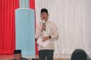 Bupati PALI Asgianto menyampaikan sambutan sarat emosi dan pesan moral agar senantiasa menyayangi ibu selagi hidup, di hadapan ribuan jemaah pada takziah malam nujuh hari almarhumah ibundanya, Hj. Salbiah Binti H. Ajunas, di Pendopoan Rumah Dinas Bupati PALI, Kamis (17/9/2026).