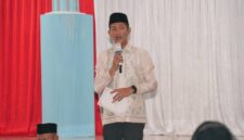 Bupati PALI Asgianto menyampaikan sambutan sarat emosi dan pesan moral agar senantiasa menyayangi ibu selagi hidup, di hadapan ribuan jemaah pada takziah malam nujuh hari almarhumah ibundanya, Hj. Salbiah Binti H. Ajunas, di Pendopoan Rumah Dinas Bupati PALI, Kamis (17/9/2026).