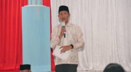 Bupati PALI Asgianto menyampaikan sambutan sarat emosi dan pesan moral agar senantiasa menyayangi ibu selagi hidup, di hadapan ribuan jemaah pada takziah malam nujuh hari almarhumah ibundanya, Hj. Salbiah Binti H. Ajunas, di Pendopoan Rumah Dinas Bupati PALI, Kamis (17/9/2026).