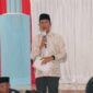 Bupati PALI Asgianto menyampaikan sambutan sarat emosi dan pesan moral agar senantiasa menyayangi ibu selagi hidup, di hadapan ribuan jemaah pada takziah malam nujuh hari almarhumah ibundanya, Hj. Salbiah Binti H. Ajunas, di Pendopoan Rumah Dinas Bupati PALI, Kamis (17/9/2026).