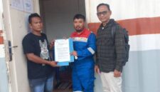 Company Man Rig TMMJ #05, Faturahman (tengah) saat menerima surat tuntutan dan somasi yang diserahkan perwakilan warga Adi Herianto (kanan) didampingi Koordinator RSA PALI Efran (kiri) di lokasi BKT/AW-2 PT Pertamina EP Pendopo Field. (Foto: Dok/tintamerah.co)