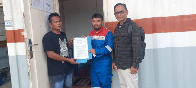 Company Man Rig TMMJ #05, Faturahman (tengah) saat menerima surat tuntutan dan somasi yang diserahkan perwakilan warga Adi Herianto (kanan) didampingi Koordinator RSA PALI Efran (kiri) di lokasi BKT/AW-2 PT Pertamina EP Pendopo Field. (Foto: Dok/tintamerah.co)