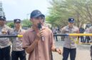Koordinator Front Perlawanan Rakyat (FPR) PALI, Edo Saputra, saat menyampaikan orasi tegas di hadapan aparat Polres PALI beberapa waktu yang lalu. Soal tuntutan warga Dusun IV/Talang Gas Desa Suka Maju, ia mendesak evaluasi total dan pertanggungjawaban PT Pertamina EP Pendopo Field dan PT TMMJ atas keringnya Sungai Penukal. (Foto: Dok/tintamerah.co)