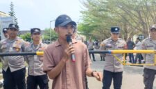 Koordinator Front Perlawanan Rakyat (FPR) PALI, Edo Saputra, saat menyampaikan orasi tegas di hadapan aparat Polres PALI beberapa waktu yang lalu. Soal tuntutan warga Dusun IV/Talang Gas Desa Suka Maju, ia mendesak evaluasi total dan pertanggungjawaban PT Pertamina EP Pendopo Field dan PT TMMJ atas keringnya Sungai Penukal. (Foto: Dok/tintamerah.co)