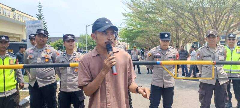 Koordinator Front Perlawanan Rakyat (FPR) PALI, Edo Saputra, saat menyampaikan orasi tegas di hadapan aparat Polres PALI beberapa waktu yang lalu. Soal tuntutan warga Dusun IV/Talang Gas Desa Suka Maju, ia mendesak evaluasi total dan pertanggungjawaban PT Pertamina EP Pendopo Field dan PT TMMJ atas keringnya Sungai Penukal. (Foto: Dok/tintamerah.co)