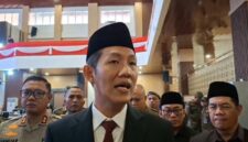 Bupati PALI Asgianto memberikan keterangan pers usai rapat paripurna DPRD PALI, Selasa (22/9/2026). Ia menegaskan komitmen penuh mengawal pencabutan Pergub 40/2017 demi mengakhiri penindasan ganti rugi lahan yang tidak imbang bagi masyarakat. (Foto: Dok/tintamerah.co)