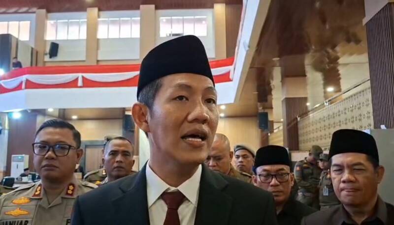 Bupati PALI Asgianto memberikan keterangan pers usai rapat paripurna DPRD PALI, Selasa (22/9/2026). Ia menegaskan komitmen penuh mengawal pencabutan Pergub 40/2017 demi mengakhiri penindasan ganti rugi lahan yang tidak imbang bagi masyarakat. (Foto: Dok/tintamerah.co)