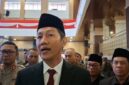 Bupati PALI Asgianto memberikan keterangan pers usai rapat paripurna DPRD PALI, Selasa (22/9/2026), menegaskan instruksi gerak cepat kepada bagian hukum dan ekonomi untuk segera merumuskan draf perlindungan ganti rugi masyarakat pasca-dicabutnya Pergub Sumsel No. 40 Tahun 2017. (Foto: Dok/tintamerah.co)