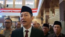 Bupati PALI Asgianto memberikan keterangan pers usai rapat paripurna DPRD PALI, Selasa (22/9/2026), menegaskan instruksi gerak cepat kepada bagian hukum dan ekonomi untuk segera merumuskan draf perlindungan ganti rugi masyarakat pasca-dicabutnya Pergub Sumsel No. 40 Tahun 2017. (Foto: Dok/tintamerah.co)