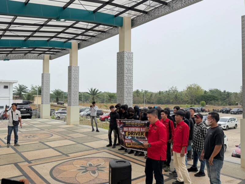 Aksi unjuk rasa DPC PA GMNI Kabupaten PALI menuntut transparansi rekrutmen driver PT Devi Mandiri dan menolak praktik rekrutmen tertutup di DPRD PALI, Senin (21/9/2026). (Foto: Dok/PA GMNI PALI)