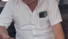 Ketua LSM Serampuh, Sonny Ternando, memberikan pernyataan keras mengecam bobroknya fasilitas ATM Bank Mandiri Cabang Pendopo PALI yang tak kunjung diperbaiki selama bertahun-tahun, Jumat (2/10/2026). (Foto: Dok/tintamerah.co)