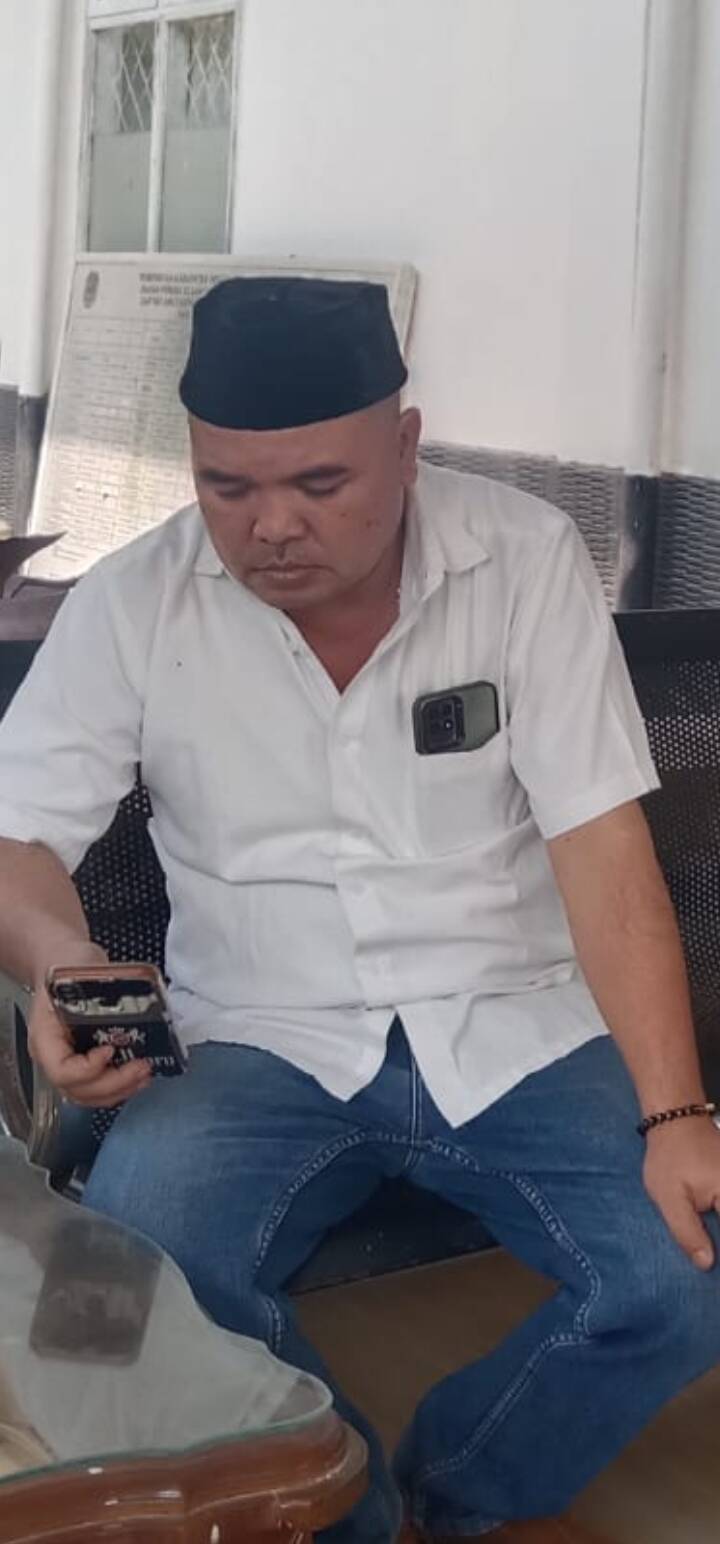 Ketua LSM Serampuh, Sonny Ternando, memberikan pernyataan keras mengecam bobroknya fasilitas ATM Bank Mandiri Cabang Pendopo PALI yang tak kunjung diperbaiki selama bertahun-tahun, Jumat (2/10/2026). (Foto: Dok/tintamerah.co)