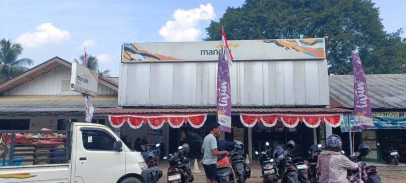 Gedung Kantor Cabang Bank Mandiri Pendopo PALI, Sumatera Selatan. Di balik operasional kantor ini, mesin ATM mangkrak rusak bertahun-tahun, menyisakan tanya besar kemana raibnya aliran anggaran pemeliharaan korporasi. (Foto: Dok/tintamerah.co)