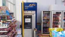 Kondisi Memprihatinkan: Mesin ATM Mandiri di gerai Alfamart Simpang Lima, Talang Ubi, Pendopo, Kabupaten PALI, kembali kedapatan rusak dan tidak dapat digunakan oleh nasabah pada Selasa (6/9/2026). Mesin uzur yang terus dipaksakan beroperasi ini kerap mengalami gangguan berulang, mencerminkan bobroknya komitmen pemeliharaan fasilitas oleh manajemen Bank Mandiri Cabang Pendopo. (Foto: Dok/tintamerah.co)