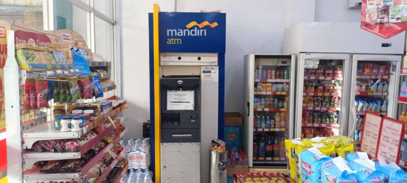 Kondisi Memprihatinkan: Mesin ATM Mandiri di gerai Alfamart Simpang Lima, Talang Ubi, Pendopo, Kabupaten PALI, kembali kedapatan rusak dan tidak dapat digunakan oleh nasabah pada Selasa (6/9/2026). Mesin uzur yang terus dipaksakan beroperasi ini kerap mengalami gangguan berulang, mencerminkan bobroknya komitmen pemeliharaan fasilitas oleh manajemen Bank Mandiri Cabang Pendopo. (Foto: Dok/tintamerah.co)